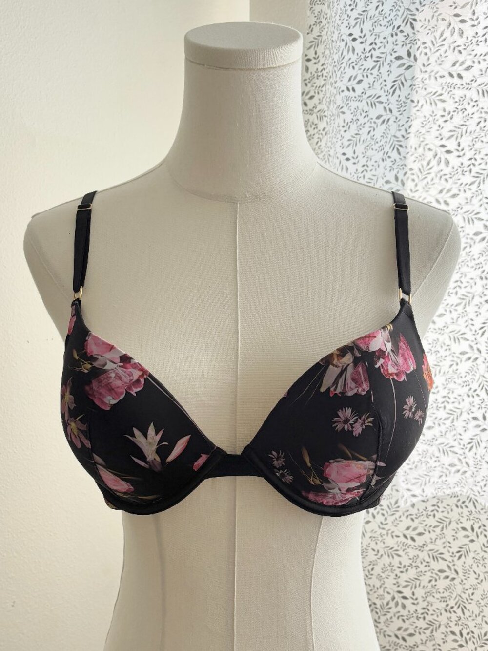Victoria's Secret Very Sexy Floral Push-Up Bra 34C Black Strappy Back